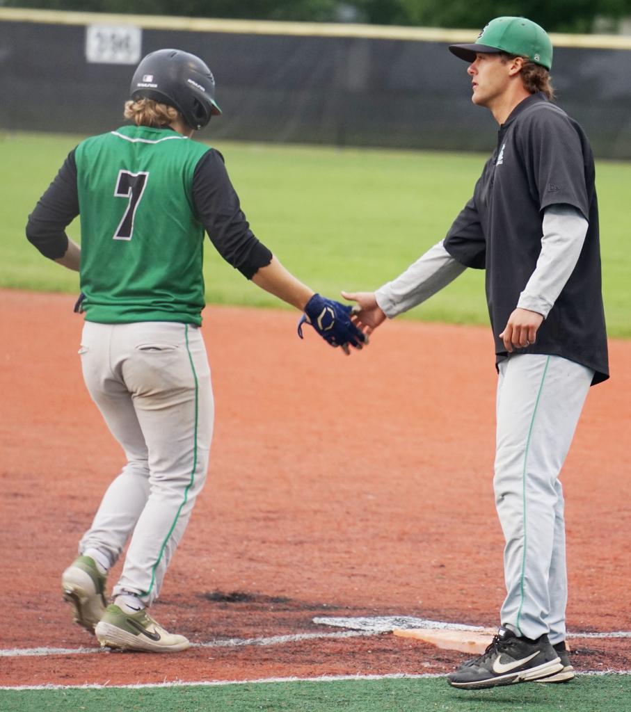 SteveEddie2's tweet image. Couldn't be more proud of these two. It's been an amazing season. #baseballforlife