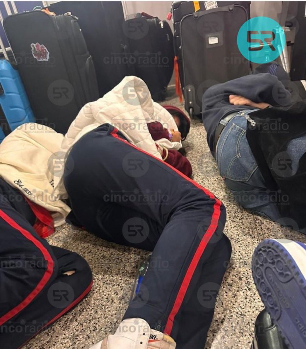 UHN_Plus's tweet photo. 🇬🇧🇲🇽 | ATENCIÓN: Al menos 15 estudiantes han tenido que pernoctar en un aeropuerto de Londres durante dos días tras un viaje organizado por Set Education y La Salle Benavente, ya que no se adquirieron sus boletos de vuelta a México y se les dejó desamparados. 

La embajada declara que "no existen recursos para su retorno".

Vía @laredcincoradio