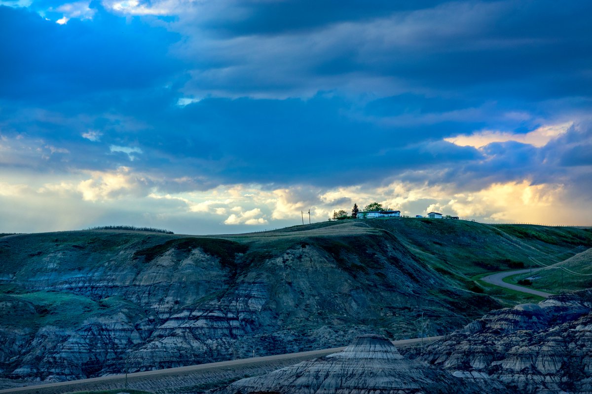 A Good View of Badlands...
One thing that's always caught my eye are houses perched on hills and the like. This place near Drumheller falls into that category. Imagine living in all that visual drama...  
#Alberta #photography #westerncanada #Badlands #skylove #photohour #bigsky