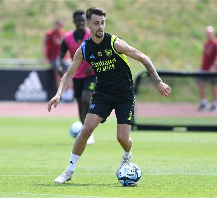 Ha vuelto Fabio Vieira. 

La incorporación de Havertz y el regreso de Smith-Rowe, abren una alta posibilidad de que pueda ir cedido, el tema es ¿Dónde?

Verlo en la Premier sería ideal, pero no parece que sea algo que agrade a Arteta, pues tiene talento. 

¿Se lo quedarían?