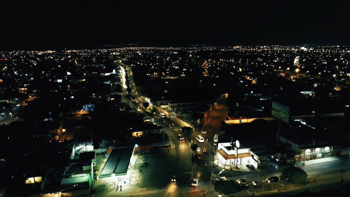 eduardorivera01's tweet photo. ¡Seguimos iluminando tu rumbo!

Modernizamos e instalamos nuevos puntos de luz con tecnología led en:

✅ Junta Auxiliar de San Francisco Totimehuacán.
✅ 14 Sur, en el tramo del Infonavit San Jorge.
✅ 3 Sur, en el tramo de la Colonia Guadalupe Hidalgo.

#ContigoYConRumbo https://t.co/u5yFKiatK6