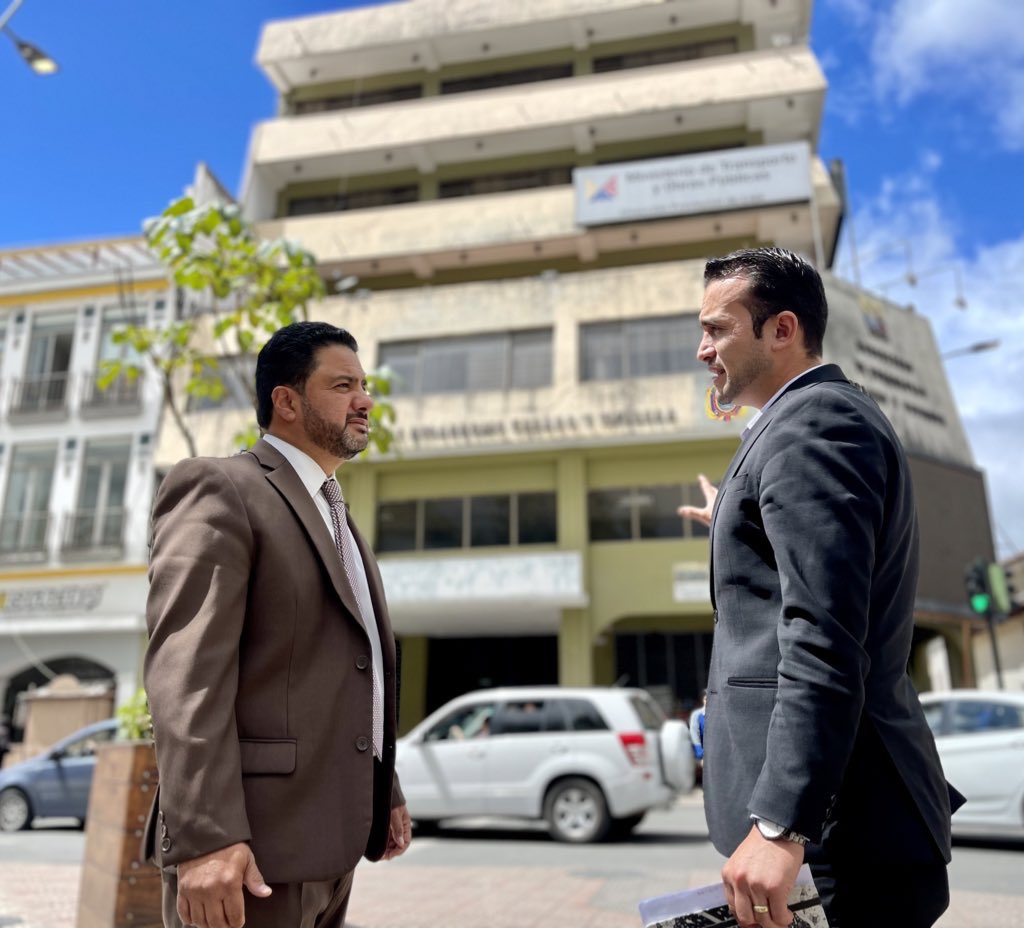 🏡🫱🏻‍🫲🏼
<a href="/EduardoPunin/">Eduardo Punín Burneo</a>, gobernador de #Loja, se reúne con Jimmy Bravo, coordinador Zonal 7 del <a href="/MIDUVI_EC/">Vivienda Ecuador</a>. Durante el diálogo, se dispone:

✅ La intervención inmediata de la parte externa del edificio central del <a href="/MIDUVI_EC/">Vivienda Ecuador</a>, mejorando el ornato de la  ciudad.