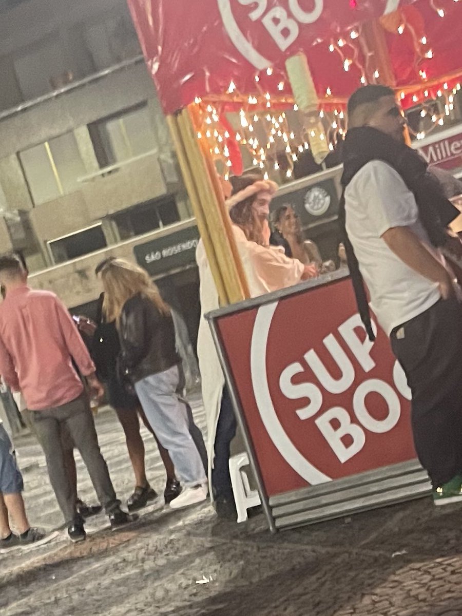 melocfodase's tweet photo. oh ele a comprar um fino https://t.co/k3eT4Adsqu