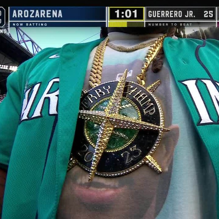 SportsCenter's tweet image. Close up on Marshawn Lynch's #HRDerby chain 🥶