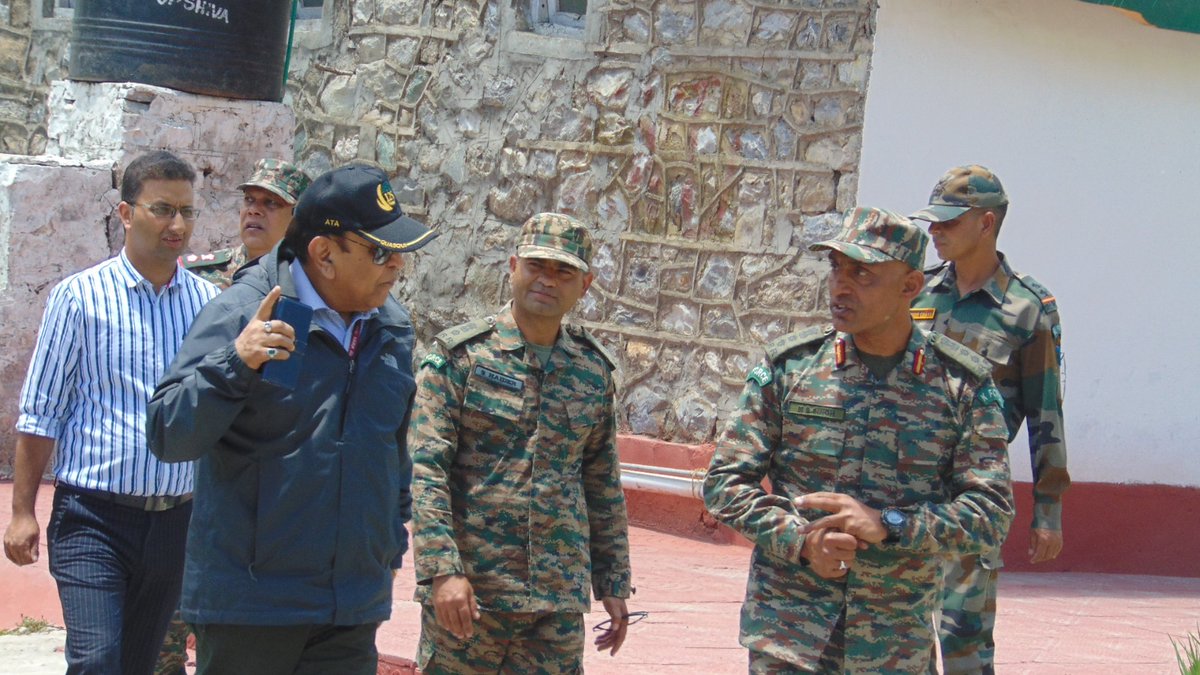ChinarcorpsIA's tweet photo. A review on Disaster Relief preparedness was undertaken by NDMA for SriAmarnath #Yatra2023 where all stakeholders were present.

Lt Gen SA Hasnain (Retd) erstwhile GOC Chinar Corps & Member @ndmaindia reviewed HADR preparedness along both routes of the #yatra.

He also interacted with GOC, #ChinarCorps and discussed the relief preparations and contingencies.

#Kashmir
@adgpi
@NorthernComd_IA
@OfficeOfLGJandK