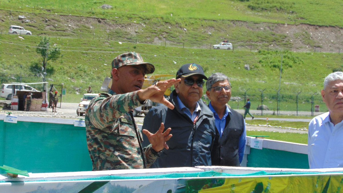 ChinarcorpsIA's tweet photo. A review on Disaster Relief preparedness was undertaken by NDMA for SriAmarnath #Yatra2023 where all stakeholders were present.

Lt Gen SA Hasnain (Retd) erstwhile GOC Chinar Corps & Member @ndmaindia reviewed HADR preparedness along both routes of the #yatra.

He also interacted with GOC, #ChinarCorps and discussed the relief preparations and contingencies.

#Kashmir
@adgpi
@NorthernComd_IA
@OfficeOfLGJandK