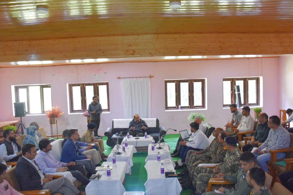 ChinarcorpsIA's tweet photo. A review on Disaster Relief preparedness was undertaken by NDMA for SriAmarnath #Yatra2023 where all stakeholders were present.

Lt Gen SA Hasnain (Retd) erstwhile GOC Chinar Corps & Member @ndmaindia reviewed HADR preparedness along both routes of the #yatra.

He also interacted with GOC, #ChinarCorps and discussed the relief preparations and contingencies.

#Kashmir
@adgpi
@NorthernComd_IA
@OfficeOfLGJandK