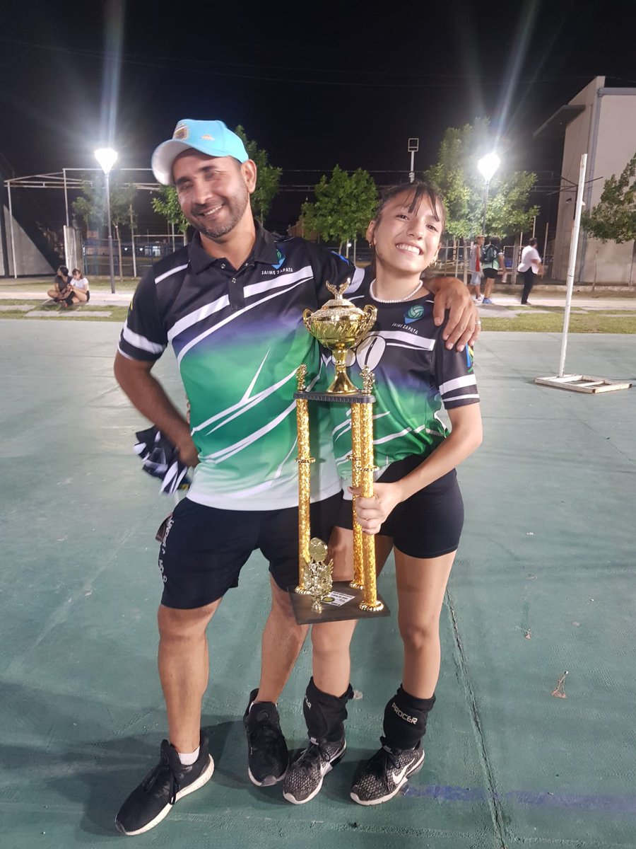 A minutos de q sea tu cumple t amo mucho prof. Gracias por tenerme en cuenta siempre y aconsejarme,gracias por darme ánimos y alientos nunca me voy a olvidar de td lo que me enseñaste,llegue sin saber nd de voley y ahora es mí mundo gracias a vos,feliz cumple que la pases d10🤍