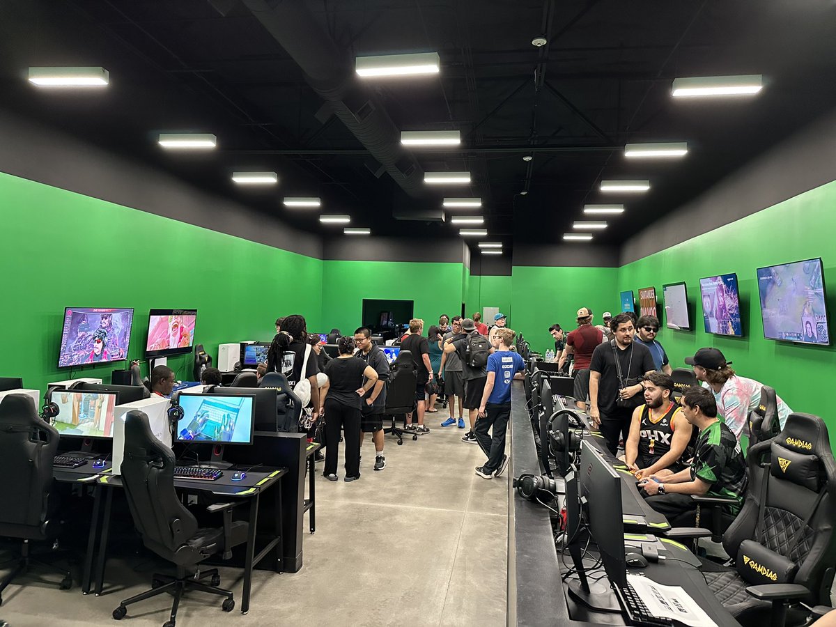 Mellow Mondays Smash is going to be a banger. Your missing out if your not here at Campfire Esports. 
#surpriseaz #arizonagaming #phoenix #avondaleaz #peoriaaz #goodyearaz #buckeyeaz #gaming #esports #campfireesports