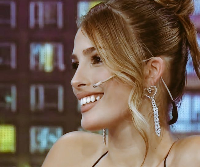 My_stars_MJ's tweet photo. Iconic✨️

Me pone feliz, verla feliz!! No la conozco personalmente pero como la quiero🥺💖 #JuliPoggio #JulietaPoggio #JulietaGH #Queen https://t.co/mrhuJ0i1hM