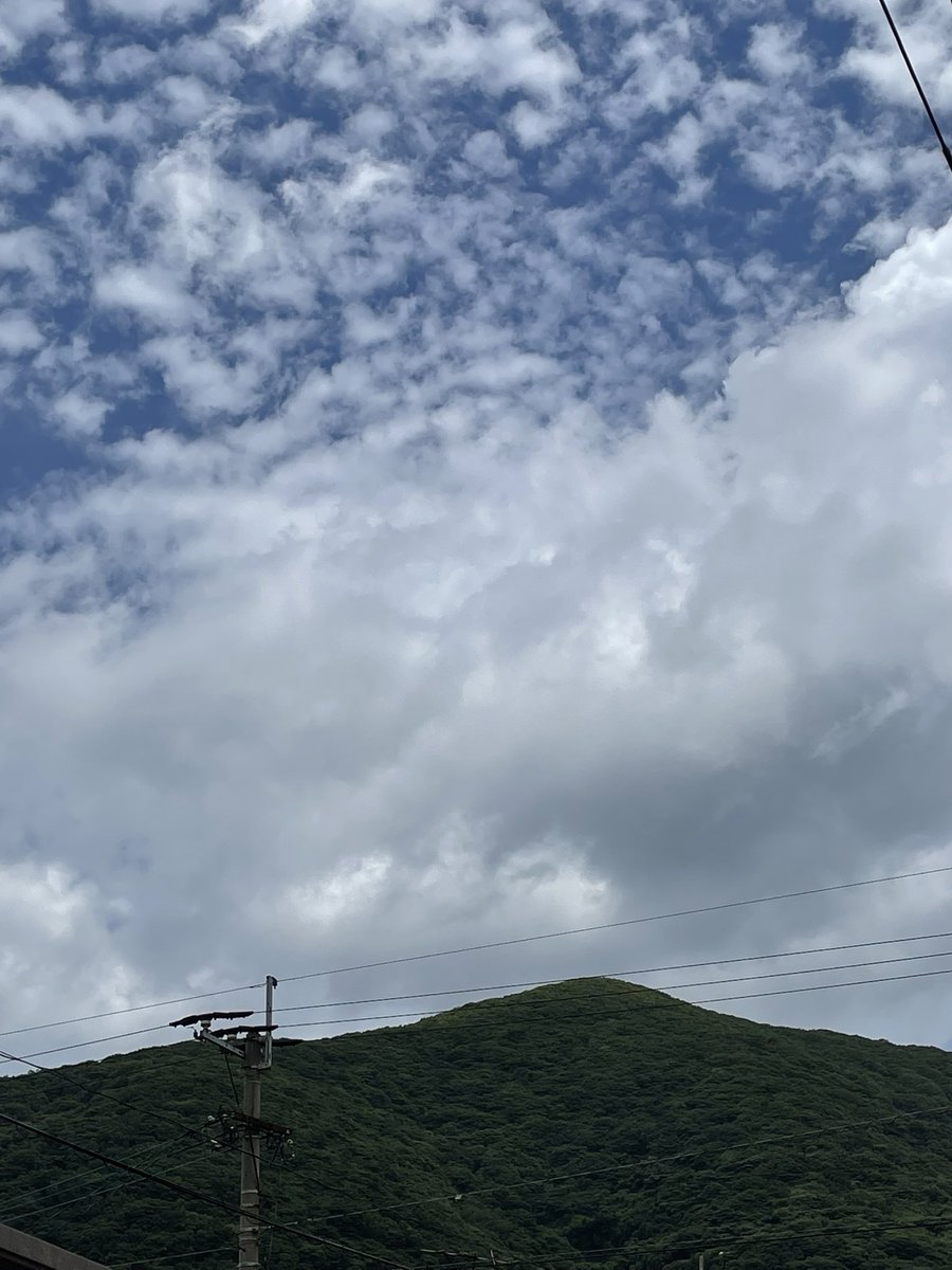 ReLife_B's tweet photo. おはようございます！

今日の小倉南区は雲が多いですが青空も見えていて暑いです💦
今日は全国的に気温が高くなるようなので、熱中症に気をつけましょう！

晴れている日の安部山もきれい✨

今日もよろしくお願いします😊

#りらいふ
#安部山 https://t.co/ZKE9PAaEED