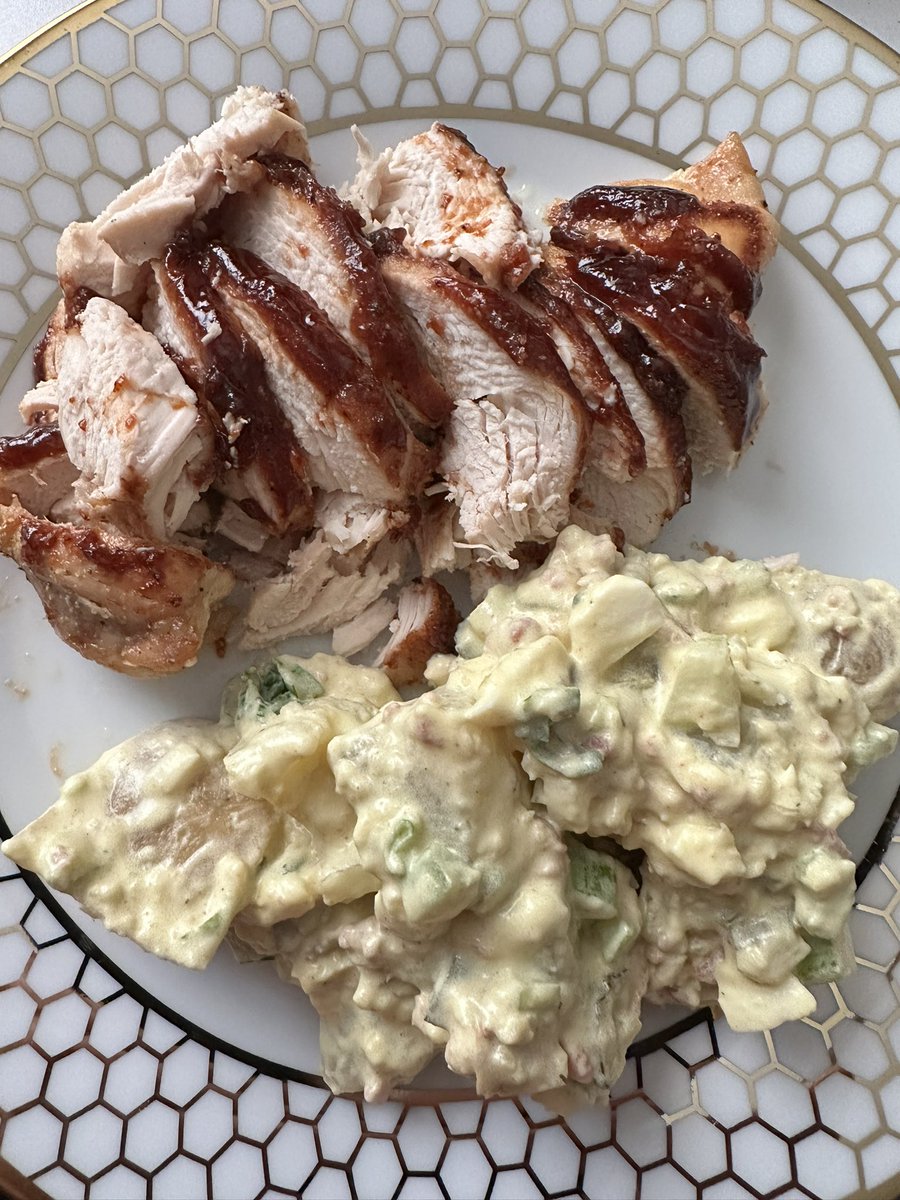 CookingUncleB's tweet photo. BBQ CHICKEN &amp; HOMEMADE POTATO SALAD 🤤 #homemade #MondayMotivaton #yummy https://t.co/MER7vXT0lo