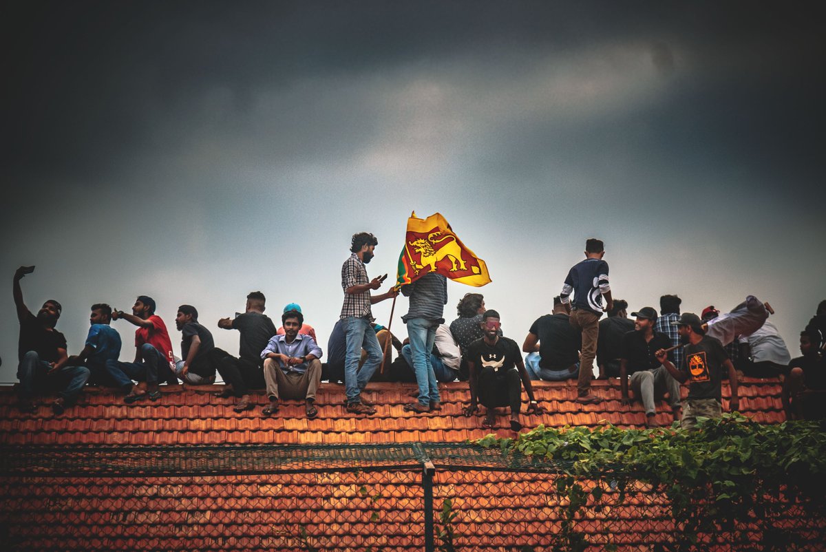 S_MorningLight's tweet photo. TOP OF THE WORLD
#9thJuly 2022. Victorious #protestors celebrate on the roof of #TempleTrees, shortly after the resignation of #SriLanka’s President #GotabayaRajapakse was announced. More@ https://t.co/aA51n7kpep
#documentaryphotography #photojournalism #streetphotography https://t.co/gJcHcv4z2Z
