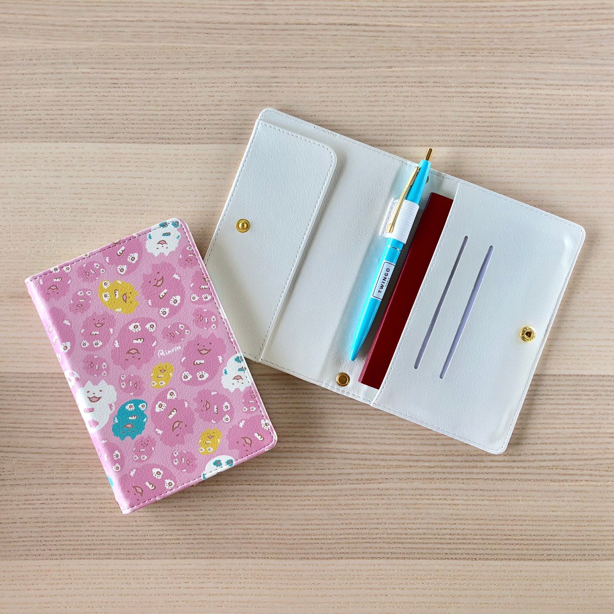 rinmoca's tweet photo. 🇯🇵パスポートケース
🇺🇸passport case
🇰🇷여권케이스
#캐릭터페어 #coex
🇰🇷Korea Character Licensing Fair 2023
🚩2023.7.13-7.16
🚩COEX A Hall No.117
.....
#캐릭터페어 #coex
#ねこらんど #nekoland #彩虹貓咪樂園 #네코랜드 #りんりん #Rinrin #린린 #cioccomoca #cat #illustration https://t.co/YgveRPmp57
