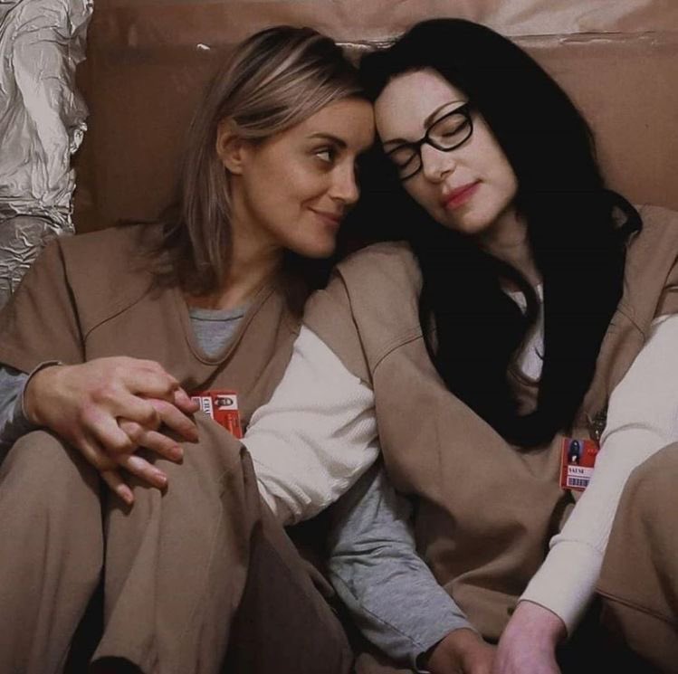 lesbocine's tweet photo. Há 10 anos estreava a série que deu uma carreira para a Netflix: 'Orange Is The New Black'. 

Qual o casal favorito de vocês? 🧡 https://t.co/UhrC9NCktQ