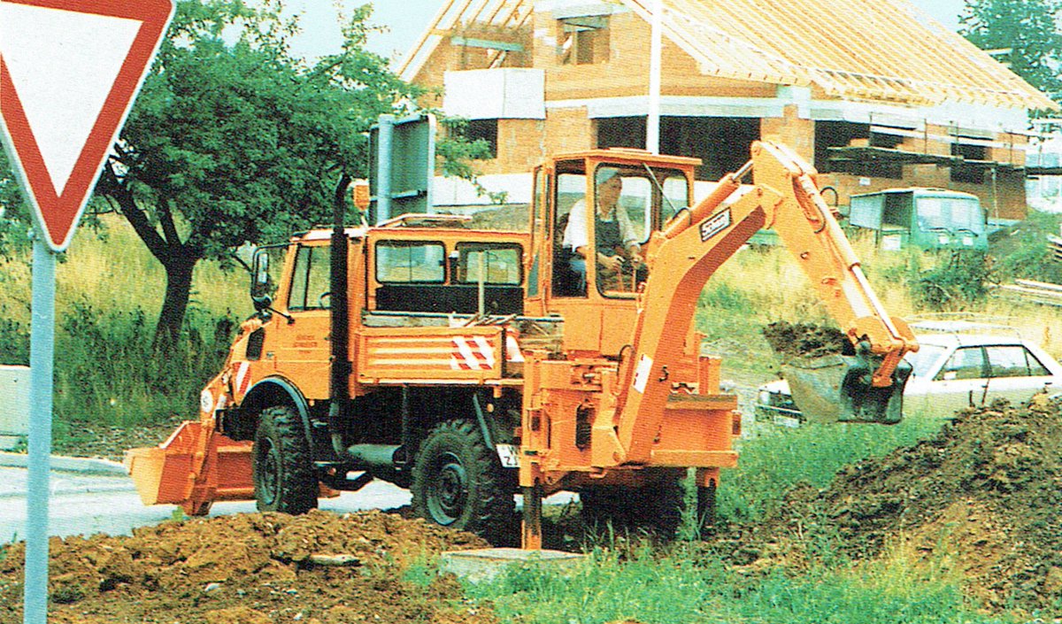 UnimogCommunity's tweet photo. "The Unimog with backhoe is a fast-moving work unit. It digs with plenty of power even in narrow, winding places." is what it says about this Mercedes-Benz brochure photo.

#unimog #4x4 #crane #kran #atlas #hiab #klaus #schaeff #palfinger #bagger #bauwirtschaft #strassenbau https://t.co/WogXEvIhnt