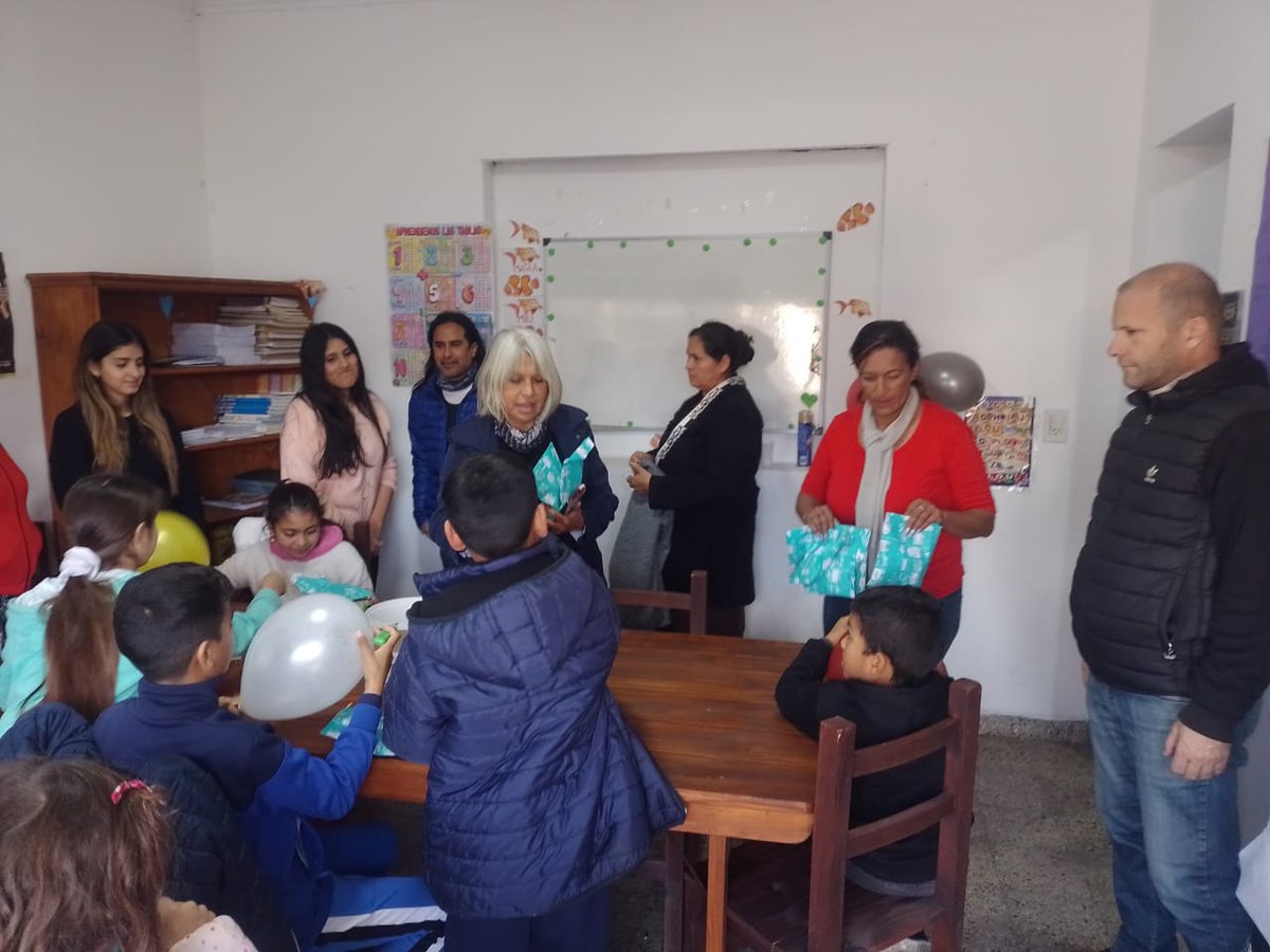 diegooguardis's tweet photo. Primero la Educación
En  la unidad Básica Malvinas Argentinas de Los HORNOS se realizó el cierre de apoyo escolar por la llegada de las vacaciones de invierno
@GEscuderoLP 
@iriisbarrios71 
@ConstanzaPered5 
@MUPLaPlata https://t.co/4bqQnDnhd0