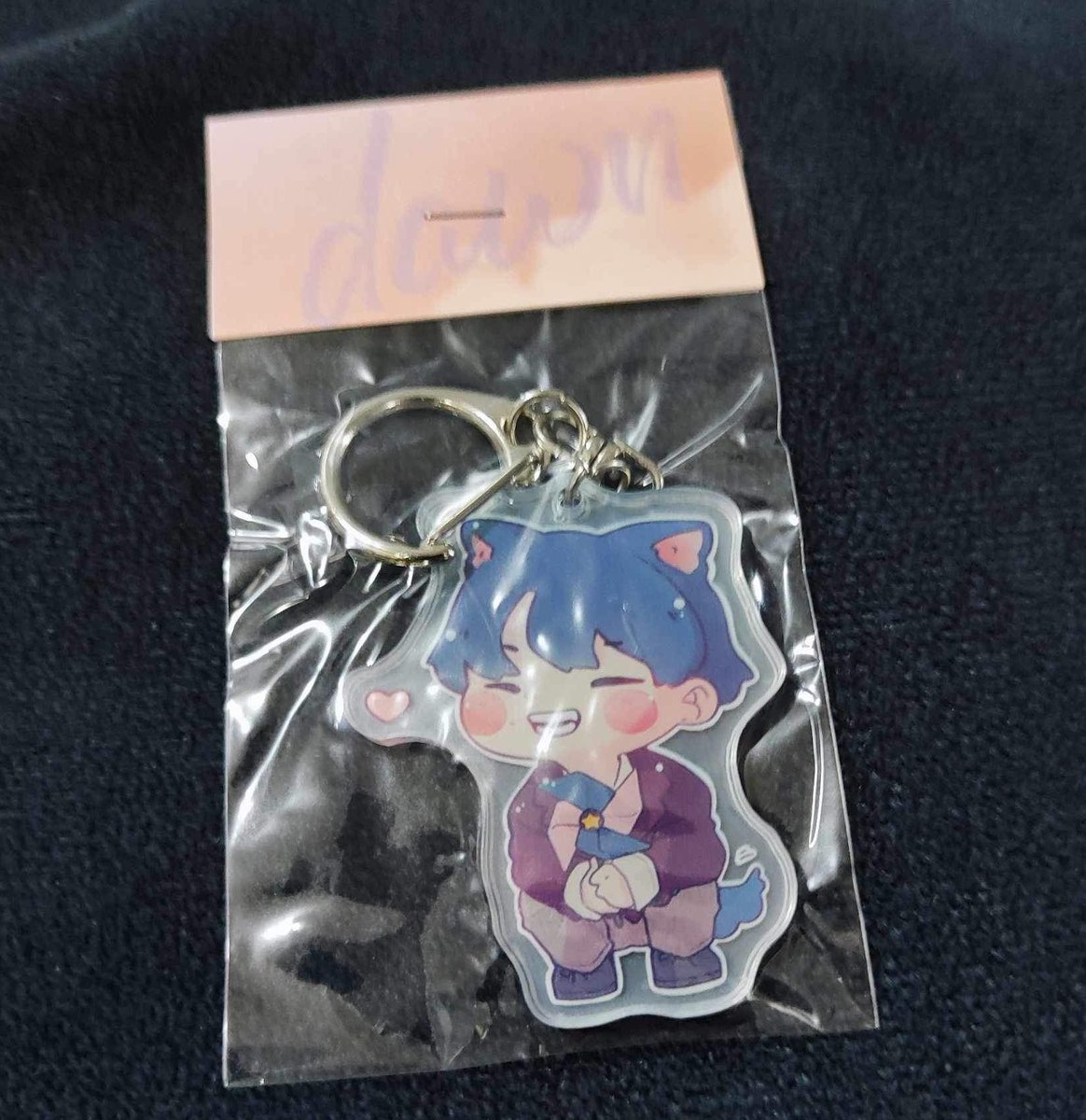 RockyPebblesPH's tweet photo. WTS / LFB 
PH only

ROCKY’s SLOGAN
w/ keyring - 450 PHP + LSF
w/o keyring - 350 PHP + LSF

KEYRING - 125 PHP + LSF 

30 SETS AVAILABLE

100% of sales will be donated to RPPH  'Your Halley' Donation Drive. https://t.co/CEHlwJopGh