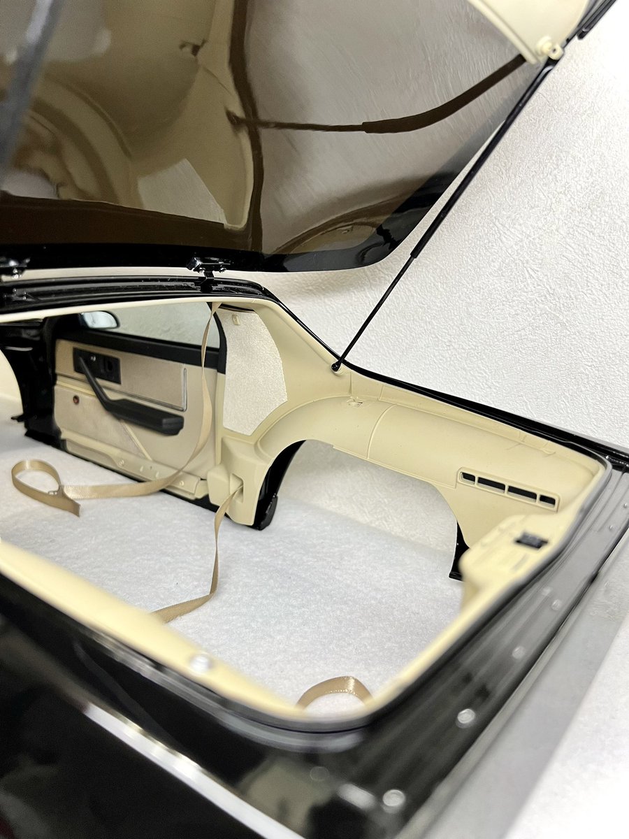 kurumin9284's tweet image. 週刊ナイトライダー第106号の製作。
右側のサイドウォールを組み立てて、ボディに取り付けました。
アンカープレートと記載されているリアスピーカーのカバー部分にはMikeLaneさんのリアセイルパネルでディテールアップ♬
#週刊ナイトライダー
#ナイト2000
#KNIGHT2000
#デアゴスティーニ
#DeAGOSTINI