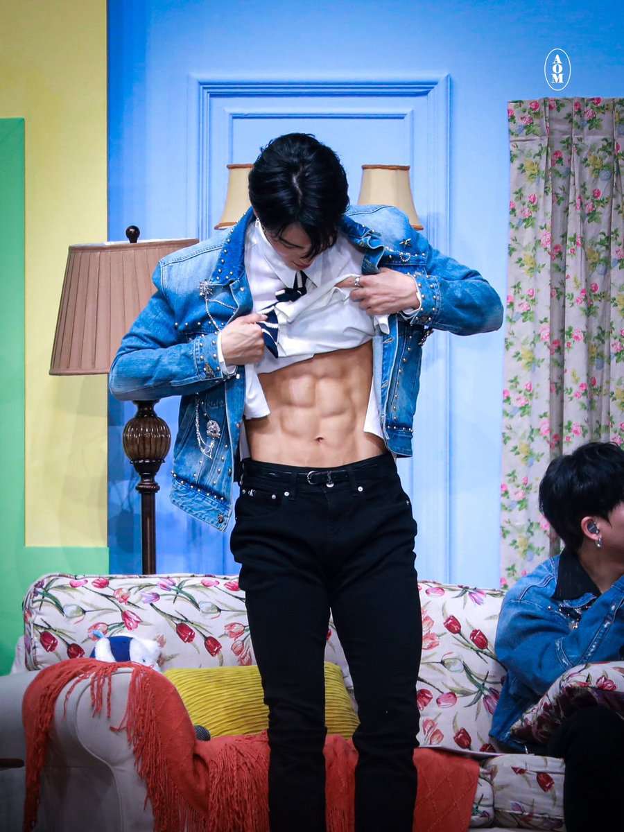 addictedkihhh's tweet photo. Kihyun tenía razón, shownu en sus treinta está en su mejor momento.

Shownu 🤝el vino mientras más años, más bueno https://t.co/BKPajdfNcY