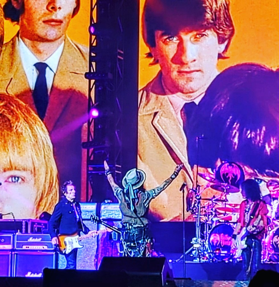 phut_phut_sefka's tweet photo. What a blast last night! BLOODY BRILLIANT!! Ronnie Wood performing during the Jeff Beck Tribute ๐
#hollywoodvampires #londono2arena #concert #alicecooper #johnnydepp #joeperry #tommyhenriksen #music #rock #ronniewood #jeffbeck https://t.co/znrYUAv1mg