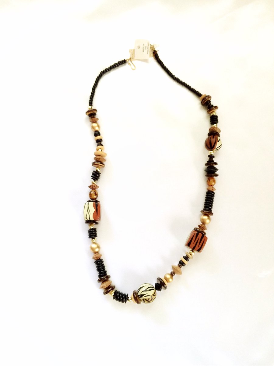 HUGO Wood Bead Tribal Necklace 
Warm Earth Tones----New with Tags

poshmark.com/listing/HUGO-W…

#tribalnecklace #woodbeadnecklace #woodjewelry
#earthynecklace #poshmarkseller #poshmarktherevisite #shopmycloset #shopPoshmark