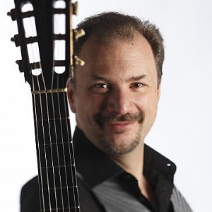 #OnAir 'Suite española' per chitarra by Gaspar Sanz (1640-1710) <a href="/ecatemario/">Edoardo Catemario</a> -> Listen live: bit.ly/playVCR1