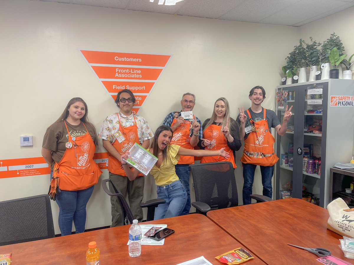 Crazy kick off to the week! Woke up, flew to New Mexico, and saw some of my stores! More to come😋😎
Thanks #3011 for the laughs! 🧡