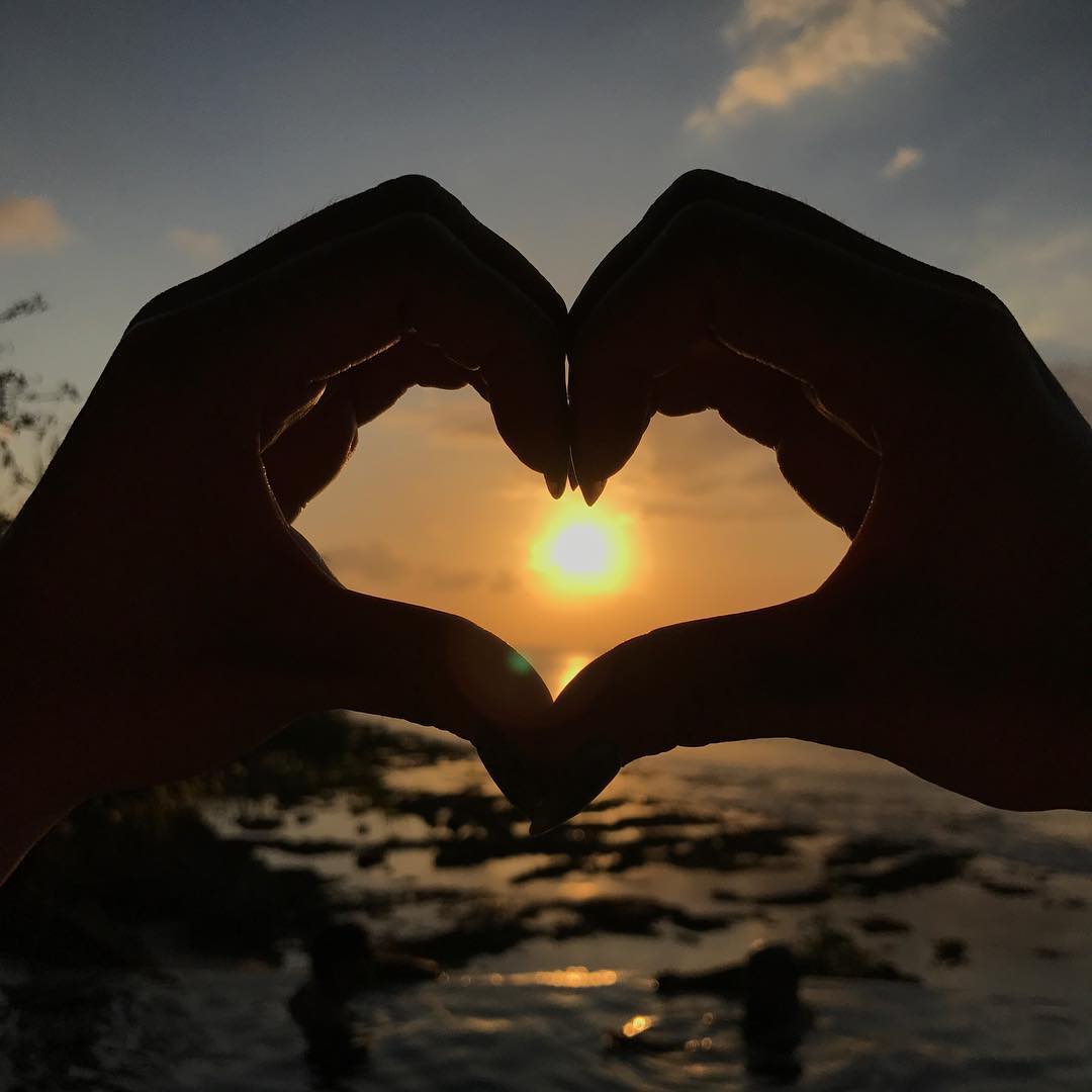 "Just saw a person doing the 'love heart' pose towards the sun. I guess they really love getting sunburnt! #sunworshipper #funny #weirdflex"