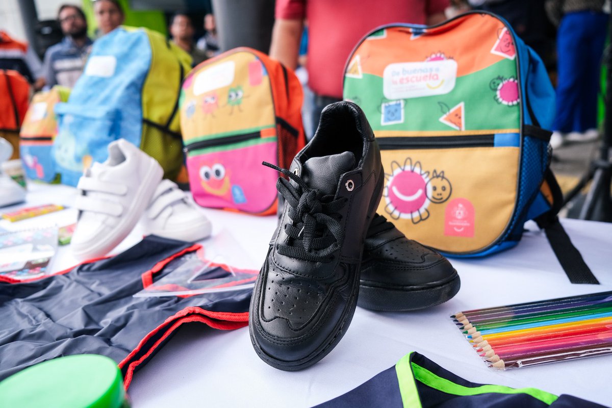 JaviRMendoza's tweet photo. Trabajar en equipo y dar buenos resultados ☑️ es nuestra pasión.
Arrancamos las entregas de paquetes escolares, tenis 👟 y uniformes deportivos #DeBuenasalaEscuela #Recrea https://t.co/WEXkDL0rEi