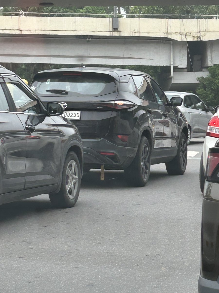 ajitvsingh's tweet image. ⁦@dtptraffic⁩ pls see this harrier was doing very rash driving on Delhi Meerut Exp