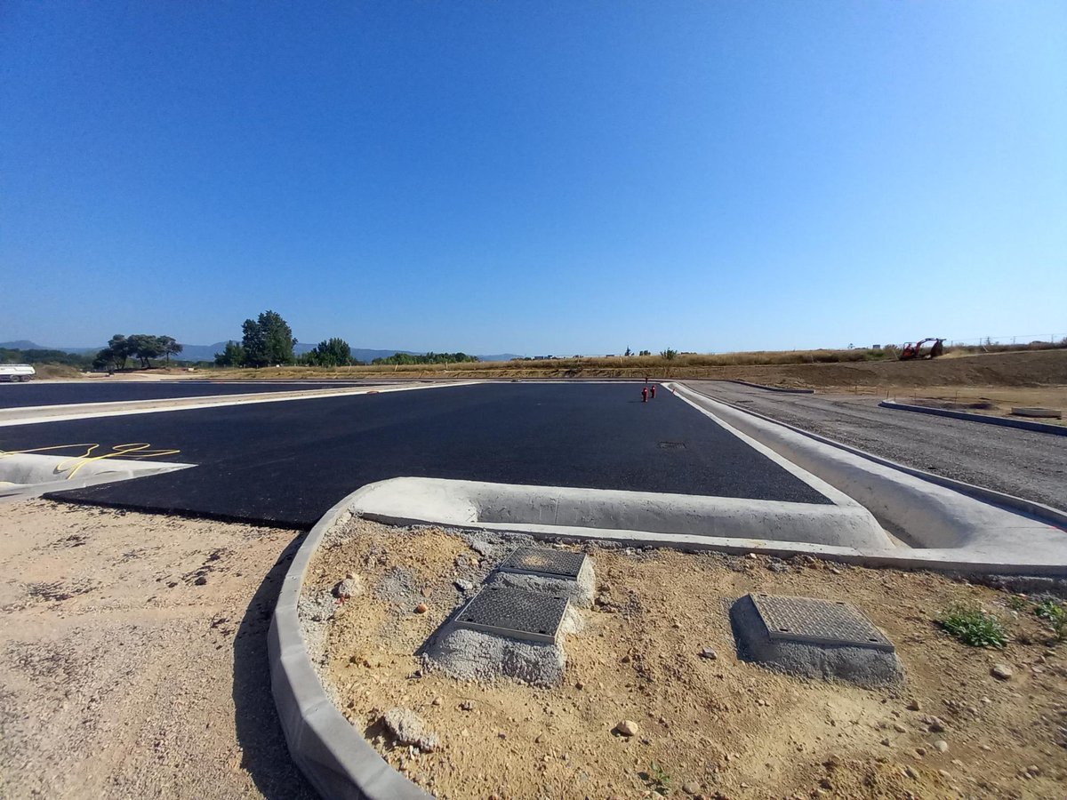 PompiersHerault's tweet photo. #DernièreMinute|| Du côté du #CEIFOR on s’active pour finir le chantier en temps &amp; en heure Début de la pose des enrobés #Bitume du plateau technique Nous avons une pensée pour tous les ouvriers mobilisés sur le chantier 🏗️ avec la chaleur accablante 🥵 https://t.co/WwODLWmleu