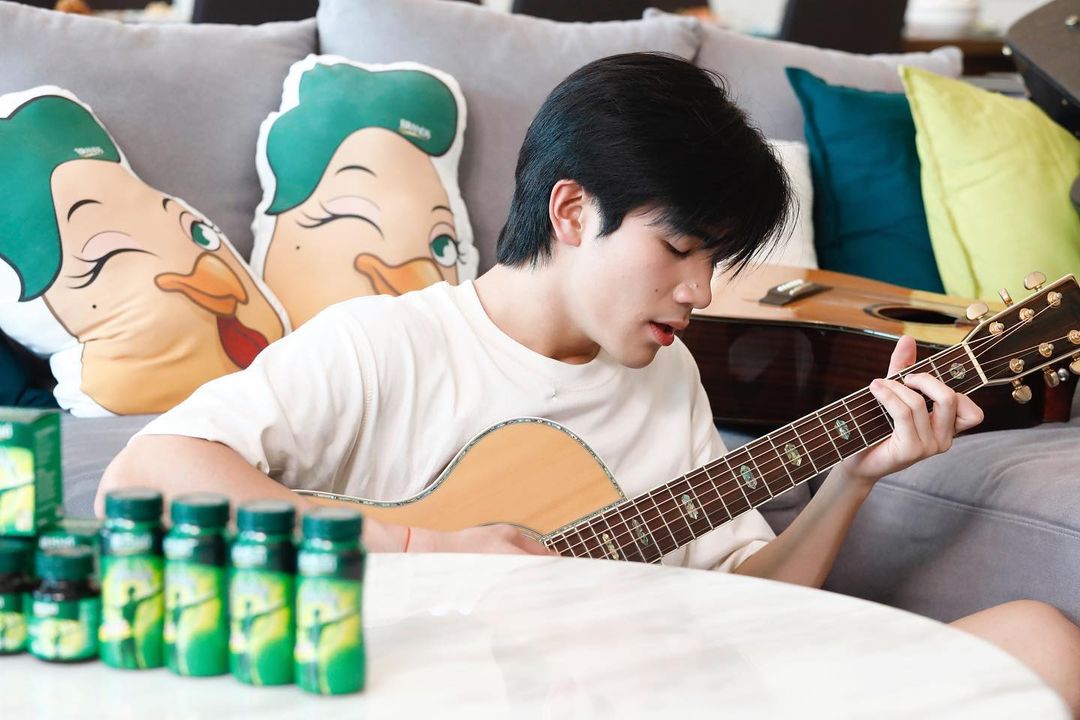 ForSupFourth's tweet image. น้องโฟร์ทเล่นกีตาร์ 🥹 ในบ้านดูอบอุ่น และมีความสุขกันมากๆเลย 🫶
#ไม่ไหวบอกแบรนด์missionEP1 

2023-07-11
[Update IG] zaepaysnaps

@tawattannn
#Fourthnattawat 
#โฟร์ทณัฐวรรธน์