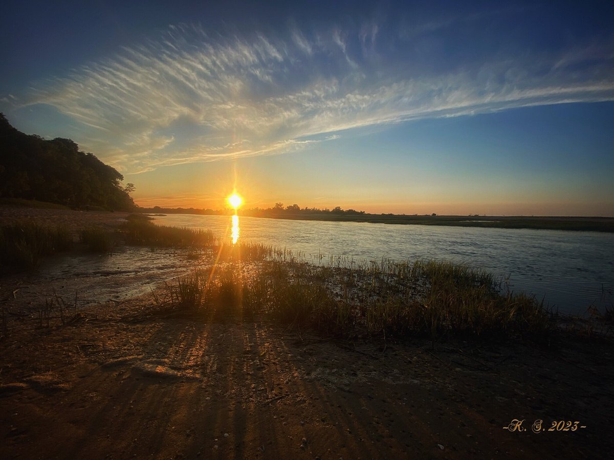 kms795's tweet photo. 🌅Heaven is under our feet as well as over our heads.
~Henry David Thoreau #earthandclouds #weatherphoto #sunset_wx #TopSunsets @stormhour   
#photoplatform #landscape #sunset @ThePhotoHour #skies_in_my_eyes #BestSunsetPhoto @News12LI @longislandpatch https://t.co/7KIdRVRXKW