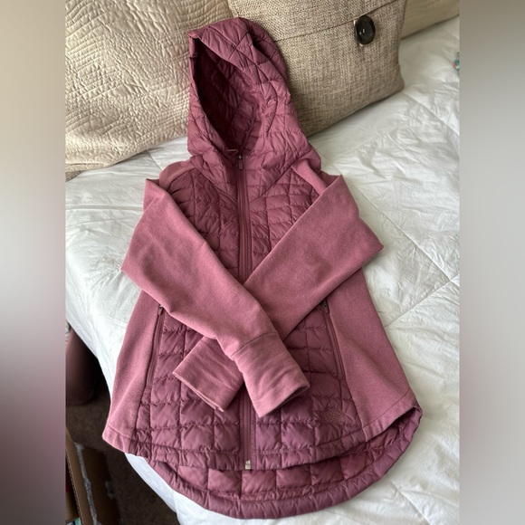 laurendebolt's tweet photo. So good I had to share! Check out all the items I'm loving on @Poshmarkapp #poshmark #fashion #style #shopmycloset #thenorthface: https://t.co/wAEqy8Ywoy https://t.co/RkGcDWUKVW