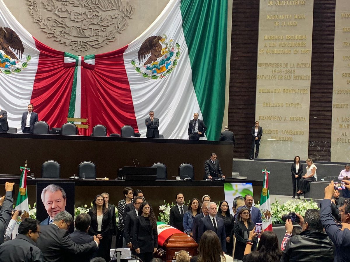 roble_jauregui's tweet photo. Muy emotivo poder despedir al Maestro (Ínclito) en su propia casa: la Camara de los Diputados https://t.co/LBkmzaSNDW