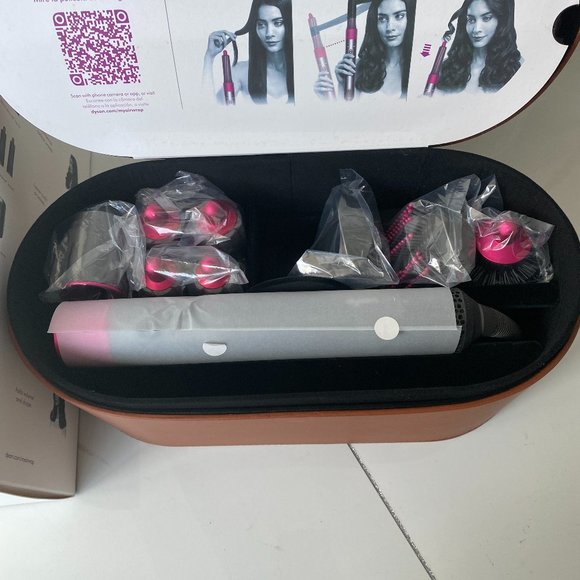 LindaLibbey's tweet photo. So good I had to share! Check out all the items I'm loving on @Poshmarkapp #poshmark #fashion #style #shopmycloset #fabletics #eddiebauer #dyson: https://t.co/ooIQz5qmE2 https://t.co/QC07Kifxho