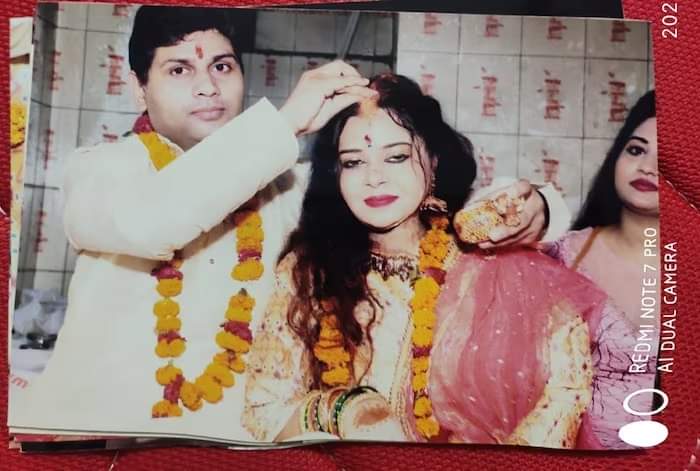 dileepsinghlive's tweet photo. गजब हाल है...।

ये ज्योति मौर्या के बॉयफ्रेंड मनीष दुबे की  शादी की।फोटो है, मनीष ने लखनऊ के अलीगंज स्थित आर्य समाज मंदिर में अगस्त 2021 को तनु पराशर से लव मैरिज की थी...।

ज्योति के पति आलोक ने दोनों को 2020 में रंगे हाथों पकड़ा था, मतलब मनीष दुबे एक साथ दोनों को डील कर रहा था। https://t.co/t0itZTp4ru