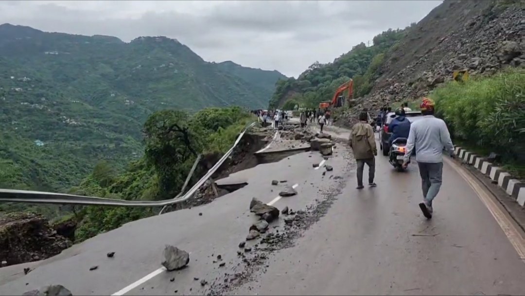 PradeepPhoto87's tweet photo. ****Road Closed****
NH-05 Kalka to Shimla is closed due to #shimla landslide near at Chakkimod. #himachalpradesh #rain #shimla #kalka #chandigarh #highway
#DDMASolan
#roadclosed
#Landsliding https://t.co/oDt2NGlExN
