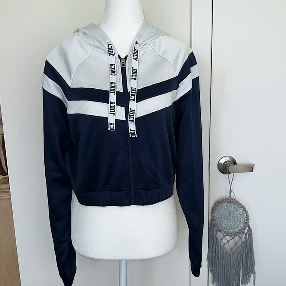 MECruz11's tweet photo. So good I had to share! Check out all the items I'm loving on @Poshmarkapp from @kelstar2713 @brittkneesmithh #poshmark #fashion #style #shopmycloset #glam #juicycouture #crownivy: https://t.co/slSYDFpek2 https://t.co/NZHZofsYtW