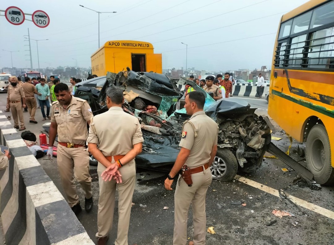गाजियाबाद जिले में बड़ा सड़क हादसा हुआ है। रॉन्ग साइड आ रही स्कूल बस ने कार में टक्कर मारी। खाटू श्याम दर्शन के लिए जा रहे छह लोगों की हादसे में मौत हो गई।
<a href="/JagranNews/">Dainik Jagran</a> 
<a href="/Uppolice/">UP POLICE</a>