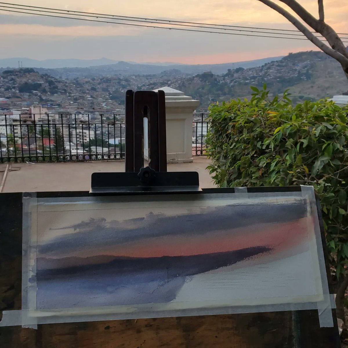 Palack_D's tweet photo. Apenas se esconde el sol y comienzan a brillar las luces del alumbrado público en los barrios y colonias de la ciudad. Esta es una vista desde #LaLeona hacia #Comayagüela
5:30 PM
#plainair #urbansketchers #urbanstyle #acuarelistashondureños #palack #acuarelista #watercolor https://t.co/QsbtRdbnr3