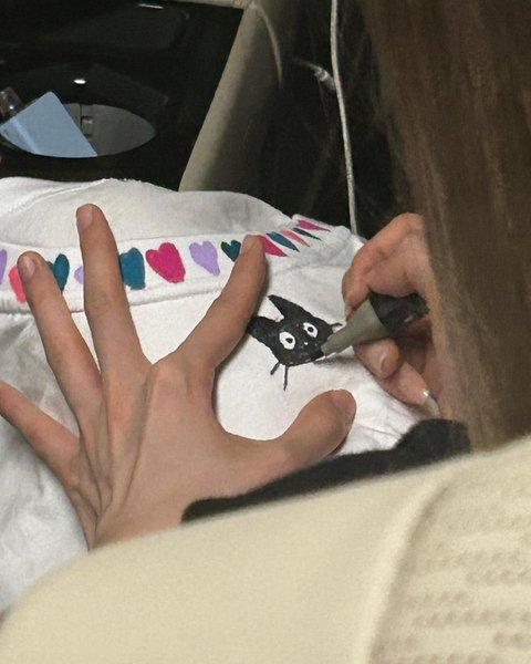 pannchoa's tweet photo. Another Fromis_9 member gets caught with an electronic cigarette 
https://t.co/UhNBZjnWVq https://t.co/J8lQn1Ynmh