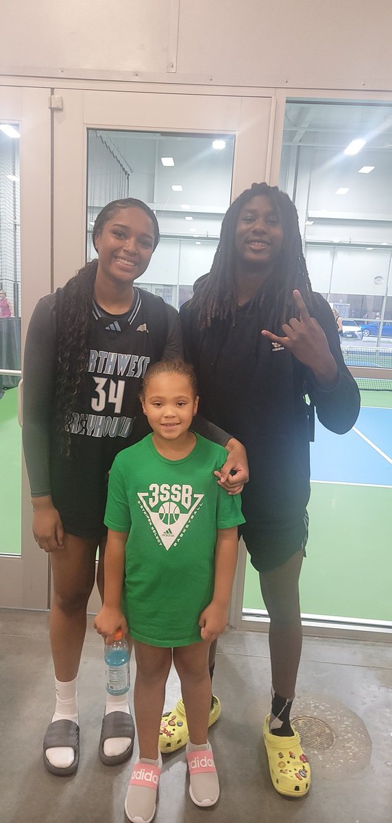 JoeNathanChavi1's tweet photo. Sophia saw some real good ball players and clubs today at @3SSBCircuit
There were a few players she had to get pics with. S/O to these stand-outs for making her day. 

@NWGreyhounds @ETGmwgbb @EdwardsOliviyah https://t.co/kcqyAhxlhi