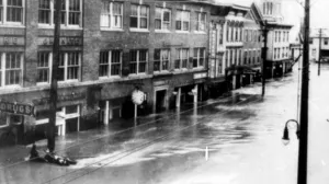CC_StormWatch's tweet photo. The last time the water was as high as it is now in Montpelier, the images were black and white and looked like this. These were from the #flood of 1927. Very few people alive today have seen a worse flood in Vermont's capital. #VTwx https://t.co/8ILWVEzWha