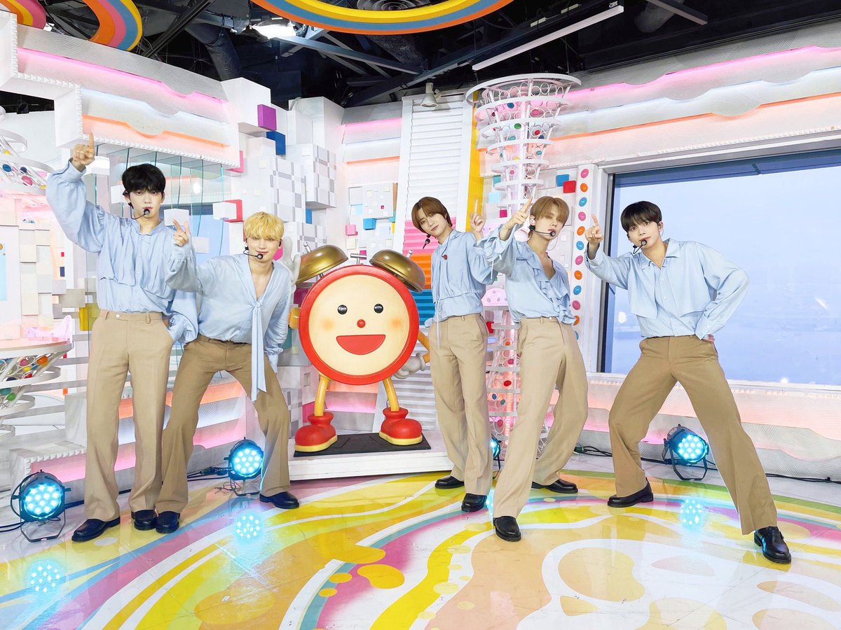TXTColombia's tweet photo. 📝 [ #.HoyTXT] 230706 #TOMORROW_X_TOGETHER
Mezamashi TV

Entregamos una actuación en vivo de "Ring" 😉.
MOA, que tengas un buen día 💙✨

#TXT_SWEET #TXT
#TXT_Ring 
#투모로우바이투게더 
@TXT_members @TXT_bighit https://t.co/Vb8jZBxdE7