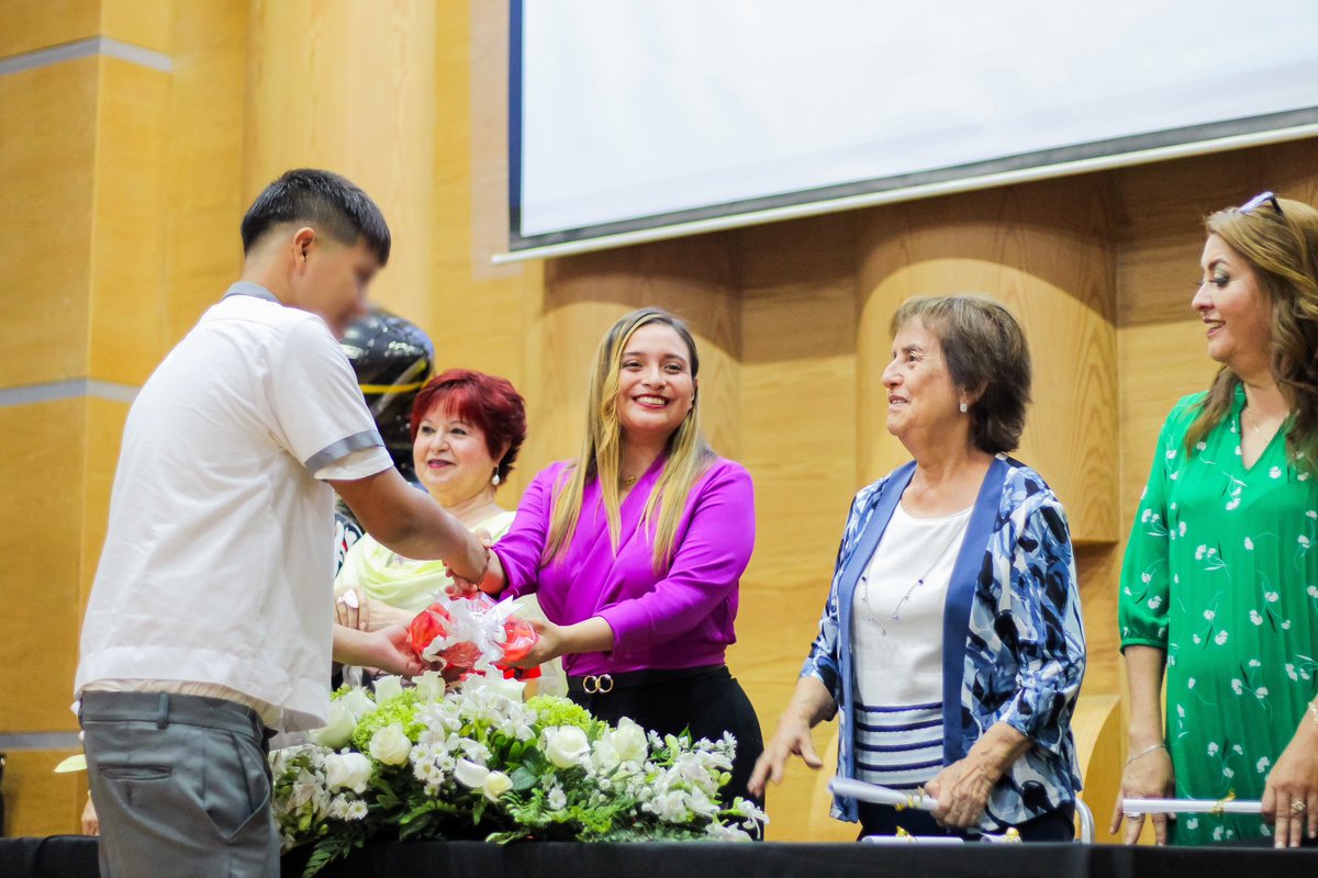 TabitaOrtizH's tweet photo. Es un honor ser madrina de generación de la secundaria #29 Dr. Jaime Torres Bodet donde fui estudiante hace pocos años 😜🤩

¡Felicidades a todos los graduados de la generación 2020-2023👩‍🎓👨‍🎓!

Les deseo mucho éxito en su camino y proyectos de vida❤️📚☺️

¡Sigan brillando! ✨⭐️ https://t.co/7QHfXawPHY