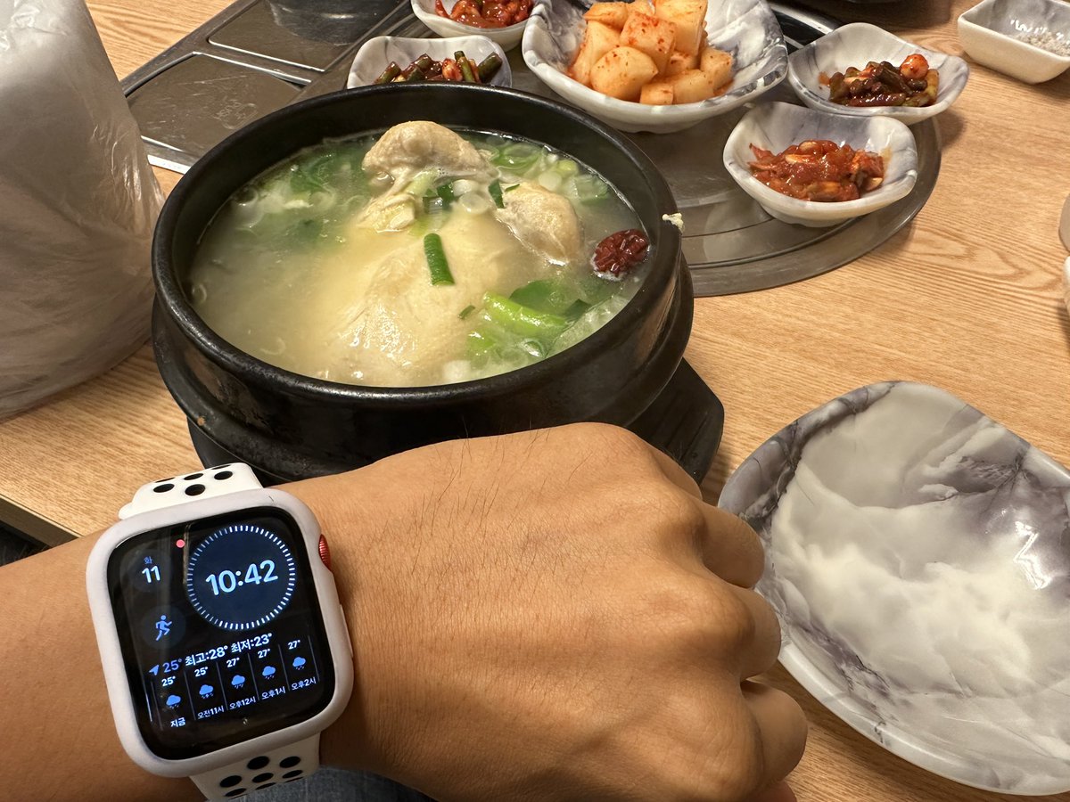 starluckman's tweet photo. 몰랐으면 좋았을 것을..

오늘 팀원과 점심 식사에서 본의 아니게
팀원의 건강이 좋지 않음을 알게 되었다

그것도 모르고 연차를 바꿔 달라 했었다
알고 그런건 아닌데 괜스레 미안해 진다

보양식 먹고 건강해 져라
미안함에 차도 사줬다

몰랐다면 모를까 알게되니 자꾸 신경이 쓰인다
복잡하다 https://t.co/avdUJ7UqLv