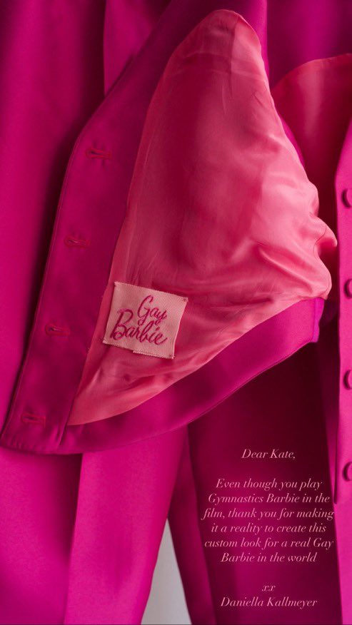 미친 케이트 맥키넌 옷 안쪽에 'Gay Barbie'...🧎‍♀️🧎‍♀️🧎‍♀️