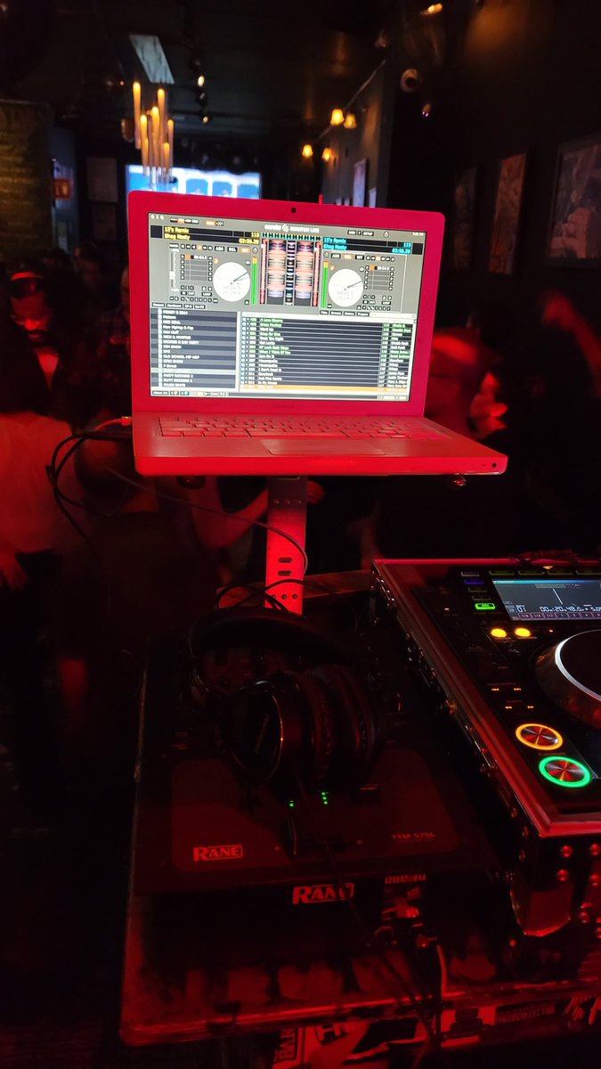 djaudio1's tweet photo. Mans brought the OG set up. 57SL, IBook and Scratch Live. It works. 🔥🔥🔥 https://t.co/SHcAK6DwEF